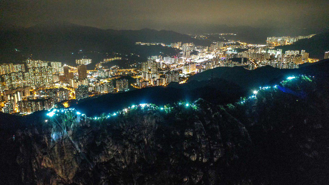 獅子山連線夜景，山下燈火與山上光點相映