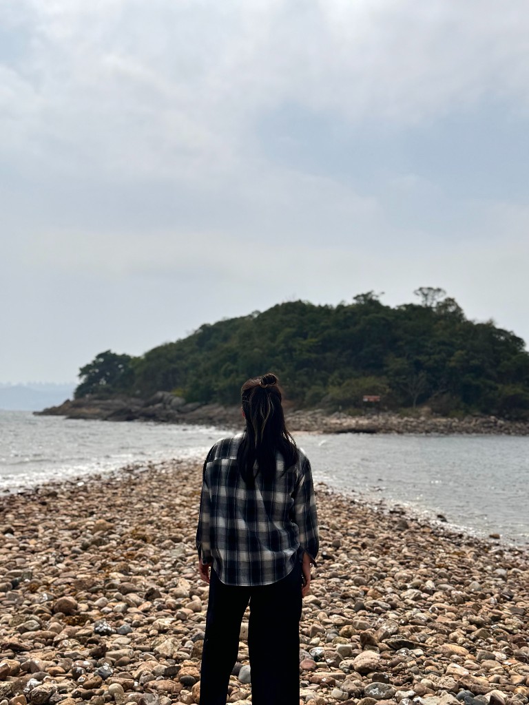 站在岸邊望向遠方的我